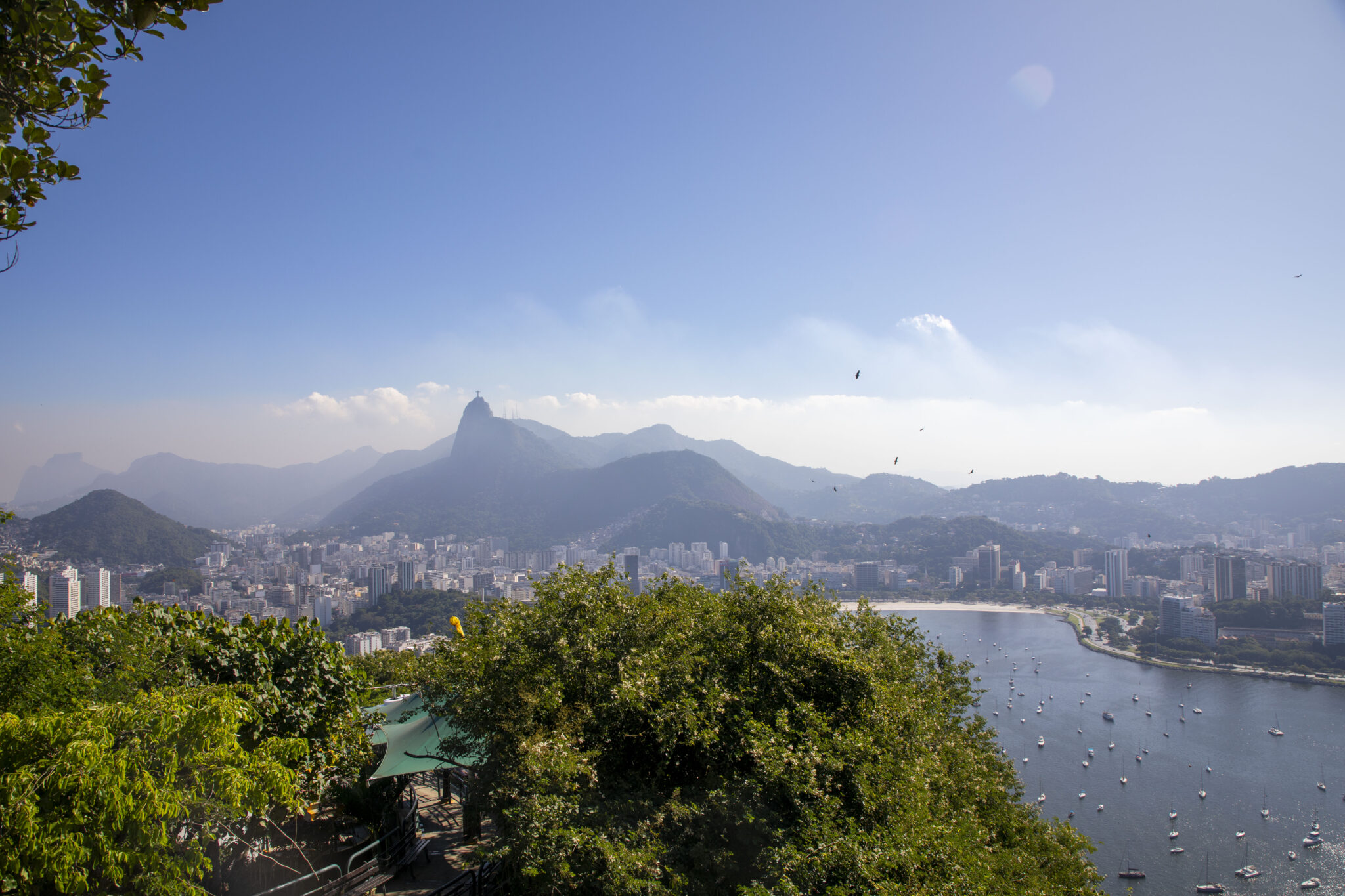 Todo domingo tem samba com a melhor vista do Rio, no Morro da Urca!