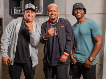 Caju-pra-baixo-bulldog-show-holofote-fmodia